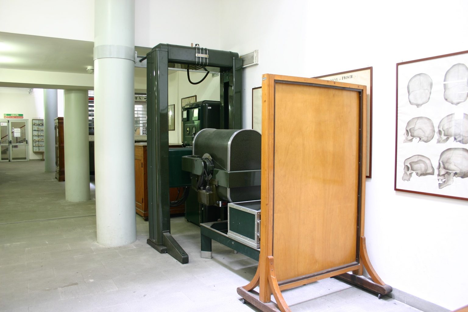 Picker X-ray Generator, Museo Anatomico, Siena, Italy - 01.JPG